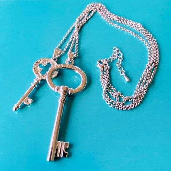 Key of Love Silver Tone Dual Key Quadrafoil Layered Necklace #1 - Picture 3 of 3